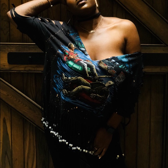 Distressed women’s tee w/ shingles & beads 💀 - Picture 1 of 3